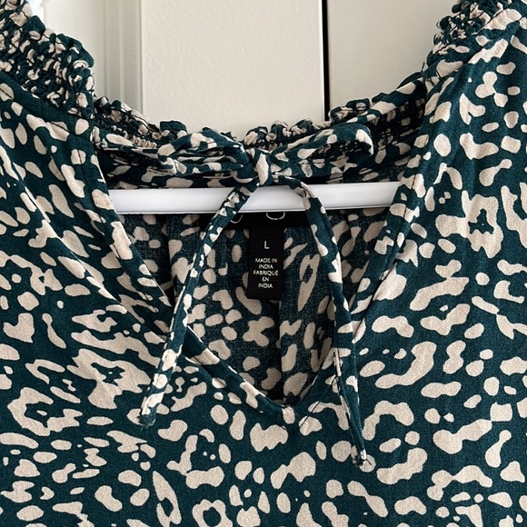 Green leopard print top / flutter sleeves - Picture 6 of 7